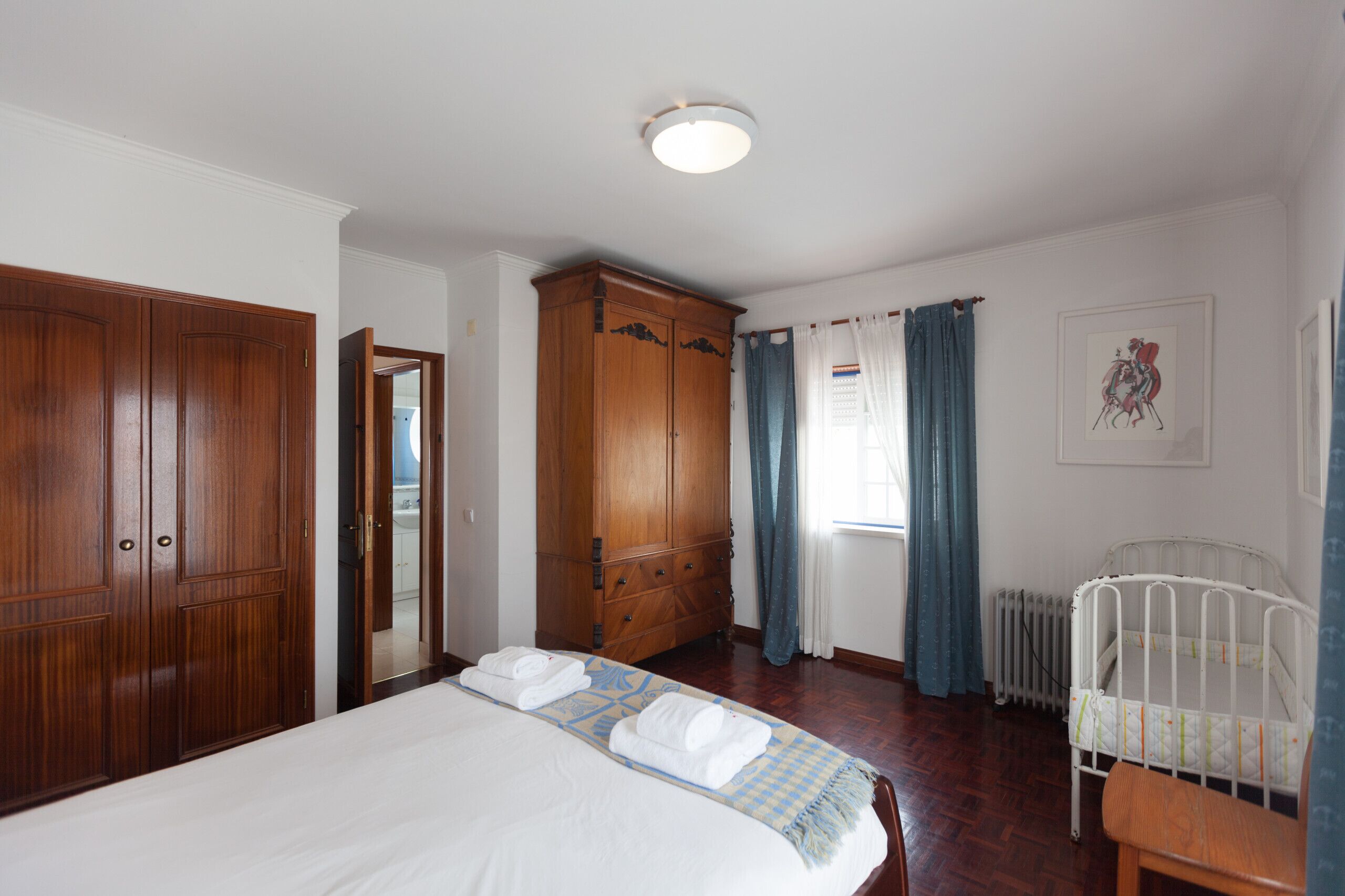 3 bedrooms, iron/ironing board, WiFi (free), bed sheets