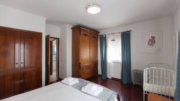 3 bedrooms, iron/ironing board, WiFi (free), bed sheets