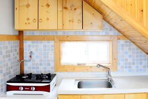 Deluxe Room (Hae-Mat-Ee) | Private kitchenette | Fridge, microwave, stovetop, electric kettle - Bada Dream Pension (Ulsan)