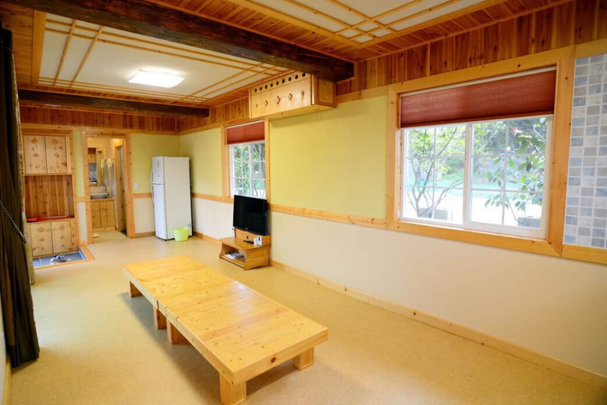 Basic Room (BGM) | Living area | Flat-screen TV