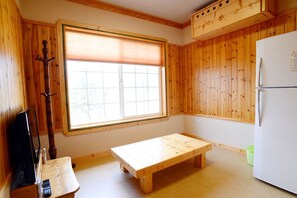 Basic Room (Ocean Sunset) | Living area | Flat-screen TV - Bada Dream Pension (Ulsan)