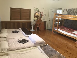 Escritorio, cortinas blackout, wifi gratis y ropa de cama
