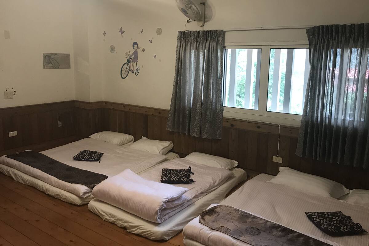 Escritorio, cortinas blackout, wifi gratis y ropa de cama