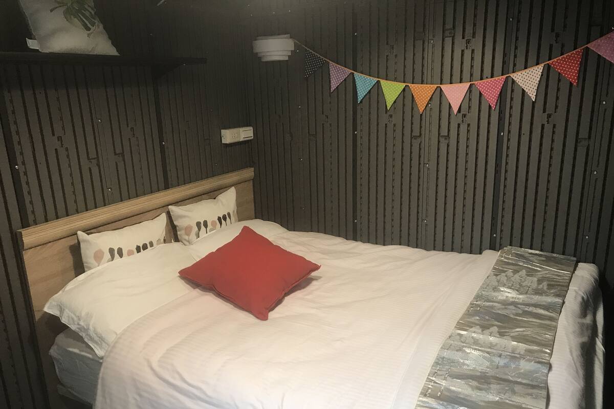 Escritorio, cortinas blackout, wifi gratis y ropa de cama