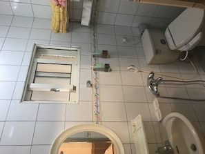 Basic Room | Bathroom | Shower, free toiletries, hair dryer, slippers