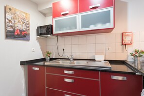 Refrigerador, microondas, cafetera y tetera y tostadora 