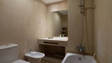 Tina, secadora de cabello, toallas