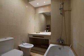 Bathtub, hair dryer, towels - FLH Anjos Cosy Place (Lisboa ciudad)