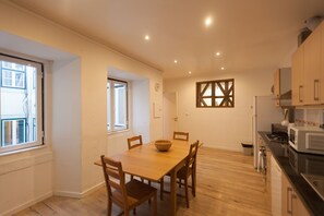 Kjøleskap, mikrobølgeovn, ovn og oppvaskmaskin