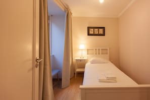 4 bedrooms, iron/ironing board, free WiFi, bed sheets