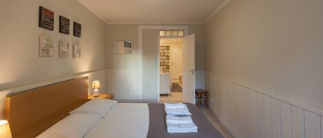 4 makuuhuonetta, silitysrauta/-lauta, ilmainen Wi-Fi, vuodevaatteet