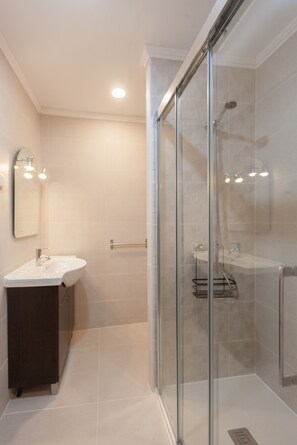 Ducha, secador de pelo, toallas