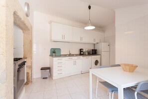 Fridge, microwave, oven, dishwasher - FLH Sé Cozy Flat (Lisbon)
