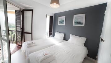Iron/ironing board, free WiFi, bed sheets