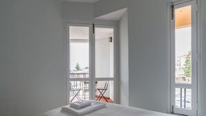 Quarto com cama, janela e vista para o exterior.