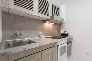 Kühlschrank, Mikrowelle, Ofen, Wasserkocher mit Kaffee-/Teezubehör