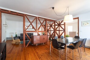 Dining - FLH Sé Apartment (Lisbon)