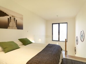 Tabla de planchar con plancha, wifi gratis, ropa de cama