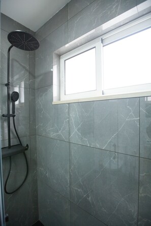 Bañera, secador de pelo, toallas