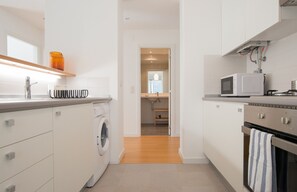 Fridge, microwave, oven, coffee/tea maker - FLH Martim Moniz Castle View Flat (Lisbon)