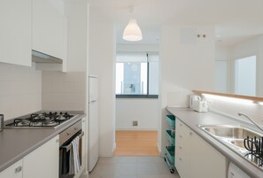 Fridge, microwave, oven, coffee/tea maker - FLH Martim Moniz Castle View Flat (Lisbon)