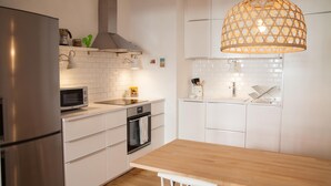 Coffee/tea maker, fridge, microwave, oven - FLH Estrela Comfortable Flat (Lisbon)