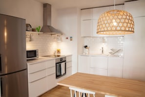 Kühlschrank, Mikrowelle, Ofen, Geschirrspüler
