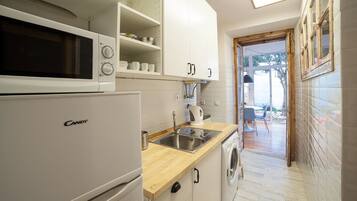 Een koelkast, een magnetron, een oven, een koffiezetapparaat/waterkoker