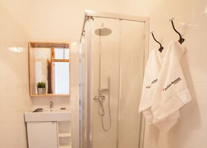 Douche, séchoir à cheveux, serviettes fournies, shampooing