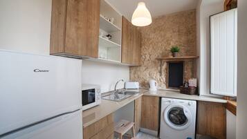 Fridge, microwave, oven, coffee/tea maker