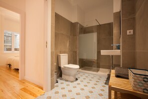 Dusche, Haartrockner, Handtücher, Shampoo