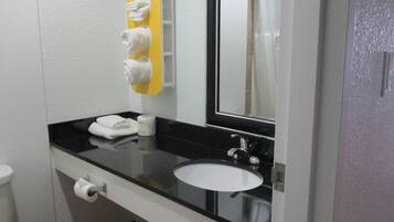 Tina con regadera y toallas