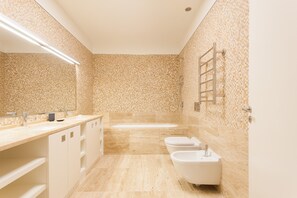 Badewanne, Haartrockner, Handtücher