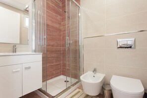 Ducha, secador de pelo, toallas, shampoo