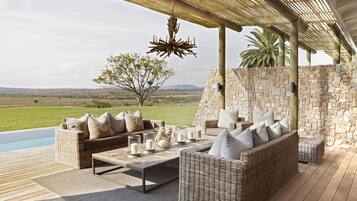 Luxury Villa | Terrace/patio