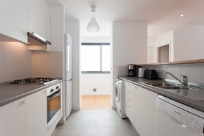 Fridge, microwave, oven, dishwasher - FLH Martim Moniz Modern Flat (Lisbon)