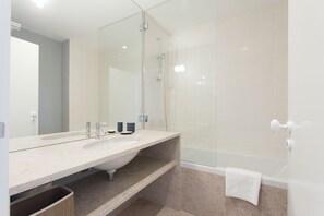 Badewanne, Haartrockner, Handtücher, Shampoo