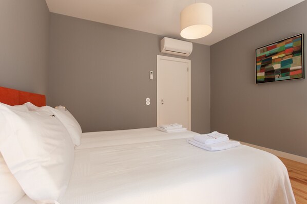 1 habitación, tabla de planchar con plancha, wifi gratis y ropa de cama 