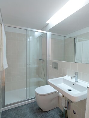 Shower, hair dryer, towels - FLH Porto Modern Rooftop (Oporto)