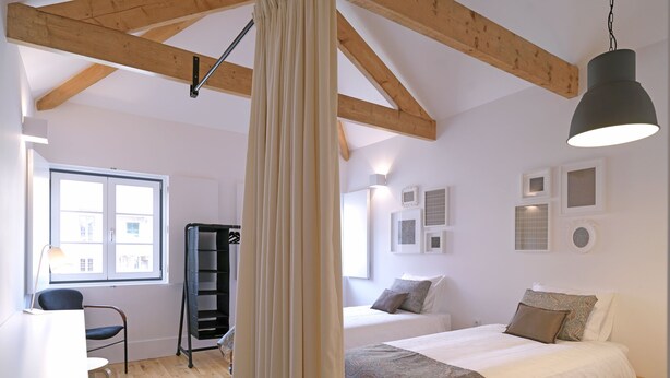 A bedroom with a bed, a desk, a chair, and a window. - FLH Porto Modern Rooftop (Oporto)