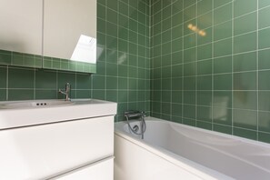 Baignoire, séchoir à cheveux, serviettes fournies