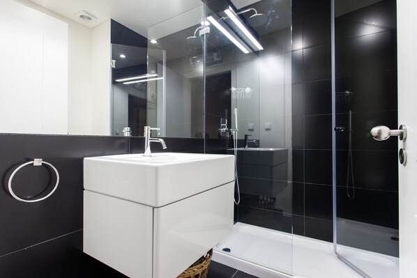Douche, séchoir à cheveux, serviettes fournies, shampooing
