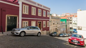 Un bâtiment à la façade rouge, doté de nombreuses fenêtres et d’une porte.
