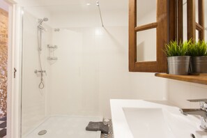 Een douche, een haardroger, handdoeken, shampoo