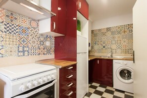 Fridge, microwave, oven, coffee/tea maker