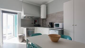 Fridge, microwave, oven, coffee/tea maker