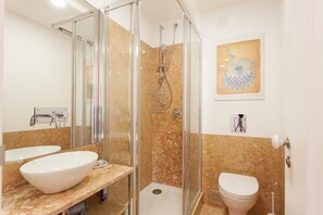 Douche, sèche-cheveux, serviettes fournies