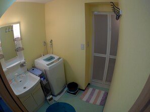 ฝักบัว, ไดร์เป่าผม (มีให้บริการตามคำขอ), ผ้าเช็ดตัว