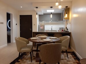 Dining - Cosy and elegant apartment with rooftop swimming pool and gym (Nairobi)