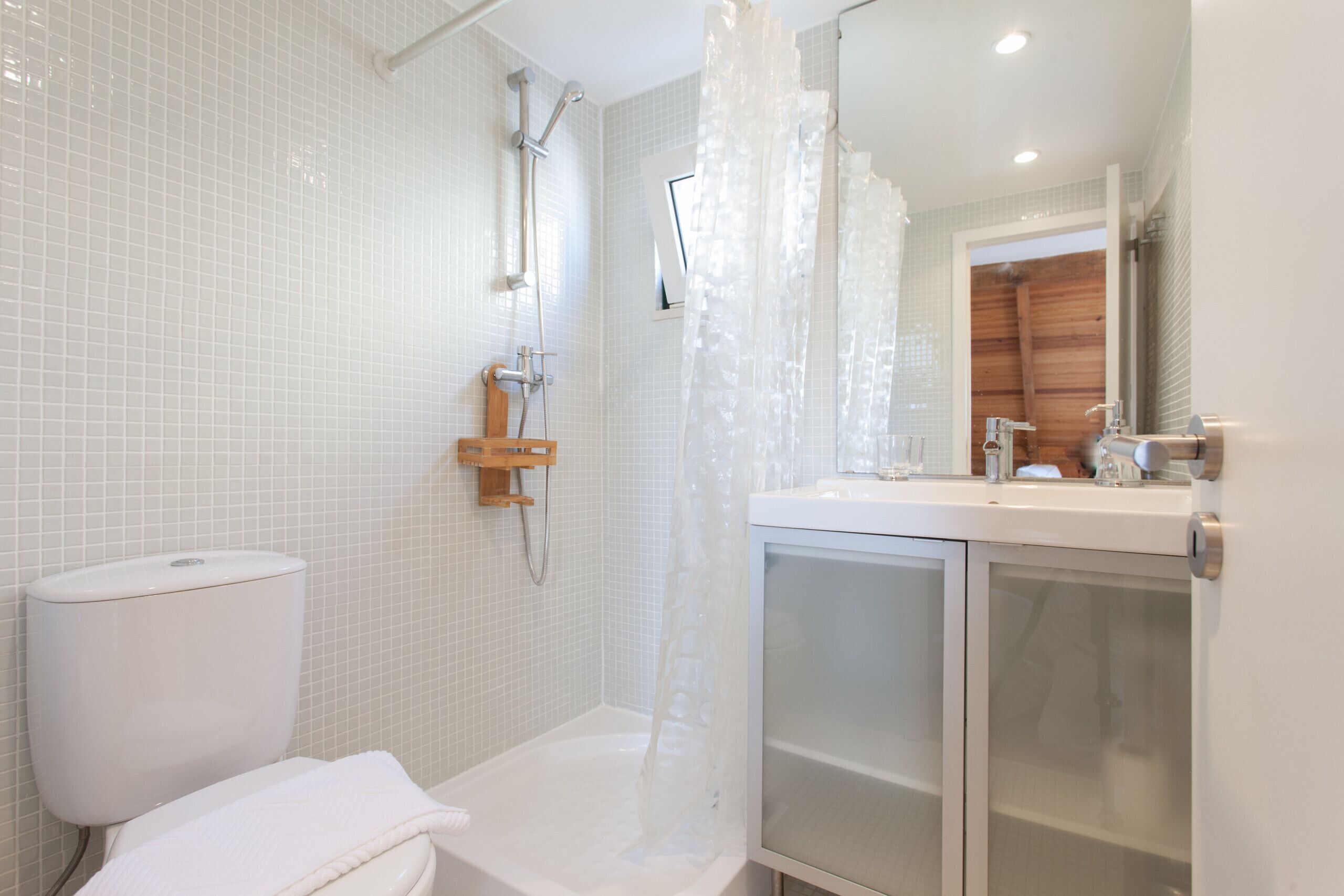 Un bagno con WC, doccia e lavandino.